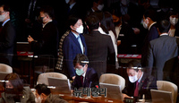 [포토] 체포동의안 투표 후 자리로 향하는 노웅래 의원