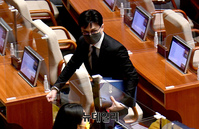[포토] 노웅래 체포동의안 부결, 자리 떠나는 한동훈 법무부 장관