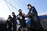 [포토] 복권위원회-동행복권, 홍제동 개미마을 찾아 '사랑의 연탄 나눔' 봉사활동 진행