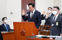 [포토] 이태원 참사 국정조사 특위서 증인선서하는 오세훈 서울시장