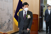 [포토] 시무식 입장하는 김진표 국회의장