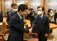 [포토] 참석자들과 인사 나누는 김진표 국회의장