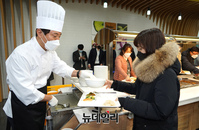 [포토] 떡국 나눠주는 오세훈 서울시장