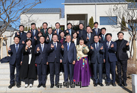 [포토] 단체사진 찍은 문재인 전 대통령과 민주당 지도부