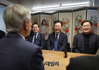 [포토] 민주당 인사 만난 문재인 전 대통령