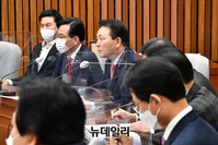 [포토] 원내대책회의 참석한 성일종 정책위의장
