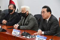 [포토] 이태원 참사 유가족협의회 만난 박홍근 원내대표