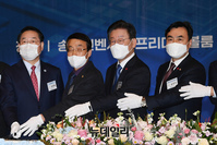 [포토] 케익 컷팅하는 이재명 민주당 대표