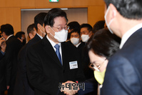 [포토] 인천 신년인사회 참석자들과 인사 나누는 이재명 대표