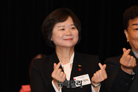 [포토] 하트포즈 하는 이정미 정의당 대표