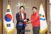 [포토] 붉은악마 감사패 받은 오세훈 서울시장