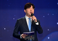 [포토] 아일리원 소개하는 허일후 아나운서 