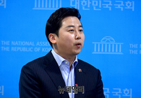 [포토] 기자들의 질문에 답하는 장예찬 청년재단 이사장