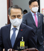 [포토] 국회 정보위 향하는 김규현 국정원장