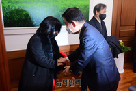 [포토] 이태원 참사 유가족들과 인사 나누는 김진표 의장