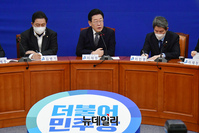 [포토] 평화안보대책위원회 긴급회의 참석한 이재명