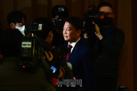 [포토] 소통관 떠나는 안철수 국민의힘 의원