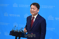 [포토] 기자들의 질문에 답하는 안철수 국민의힘 의원