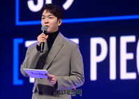 [포토] SF9 소개하는 개그맨 유재필