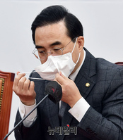 [포토] 마스크 벗는 박홍근 민주당 원내대표
