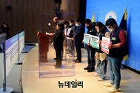 [포토] 묵념하는 건설안전특별법 제정 촉구 기자회견 참석자들