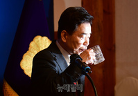 [포토] 물 마시는 김진표 국회의장