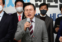 [포토] 건배사 하는 황교안 전 대표