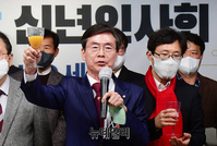 [포토] 건배사 하는 조경태 의원