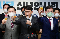 [포토] 건배하는 윤상현 국민의힘 의원
