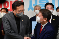 [포토] 인사 나누는 정진석·안철수