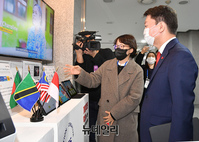 [포토] 전시품 관람 하는 안철수 의원