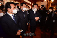 [포토] 기자회견 입장 대기하는 이재명 민주당 대표
