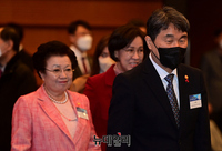 [포토] 교육계 신년교례회 입장하는 이주호-이배용