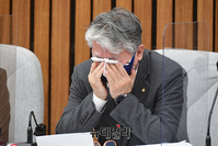 [포토] 이태원 참사 공청회서 눈물 흘리는 조응천 민주당 의원