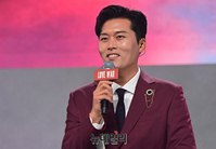 [포토] 최예나 소개하는 김일중 아나운서