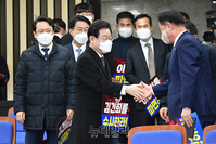 [포토] 의원들과 인사 나누는 이재명 대표