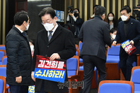 [포토] 의원총회 입장하는 이재명 민주당 대표