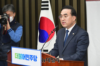 [포토] 의원총회 참석한 박홍근 민주당 원내대표