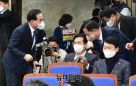 [포토] 입장하는 박홍근 민주당 원내대표