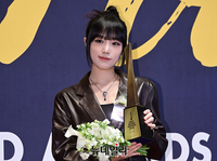 [포토] 데뷔 1주년 맞은 최예나 "퍼스트브랜드 시상식 왔어요"