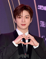 [포토] 강다니엘 "첫 무대 기대하세요"