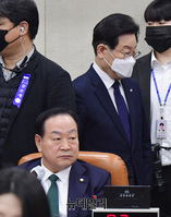 [포토] 국방위 떠나는 이재명 민주당 대표