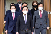 [포토] 입장하는 국민의힘 원내지도부