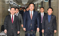 [포토] 비대위 입장하는 국민의힘 지도부