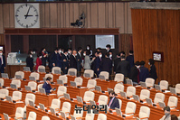 [포토] 양곡관리법 개정안 부의건 표결에 퇴장하는 국민의힘