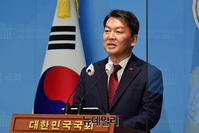 [단독] 안철수, 윤상현 출판기념회에 대변인·축전… '결선 연대' 주목