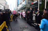 [포토] 청년 최고위원 후보들과 출정식 하는 안철수