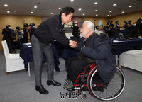 [포토] 전장연 만난 오세훈 서울시장