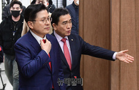 [포토] 입장하는 황교안 전 미래통합당 대표