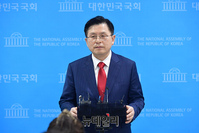 [포토] 기자들의 질문에 답하는 황교안 